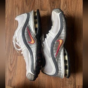 Nike Women’s tennis shoes size 8 hot pink accents